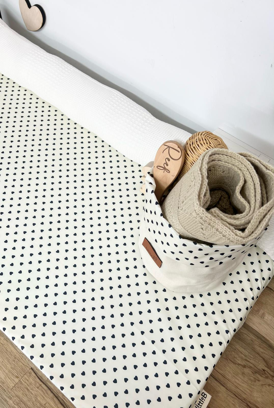 משטח החתלה נגיב - דגם לבבות נייבי