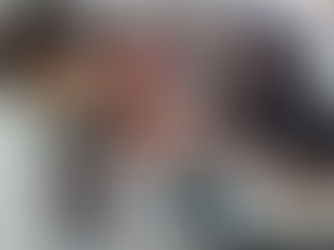 Des adolescents jouent dans une salle lumineuse, concentrés autour d’un plateau coloré avec petits cailloux.