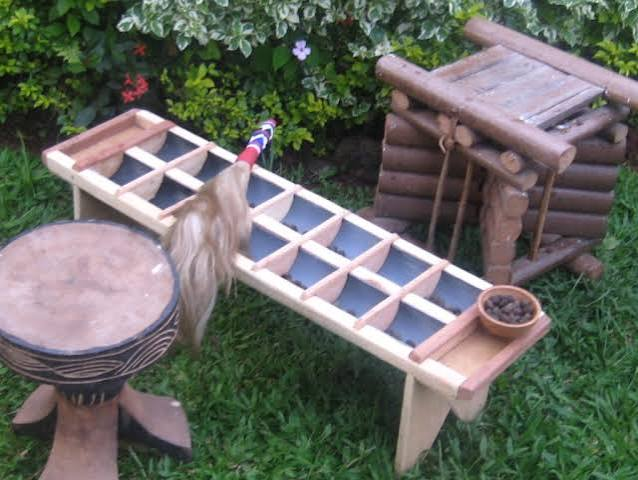 Tablier de Songo entouré de 2 chaises traditionnelles