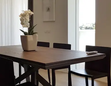 Sala da pranzo moderna con tavolo in legno e sedie nere design