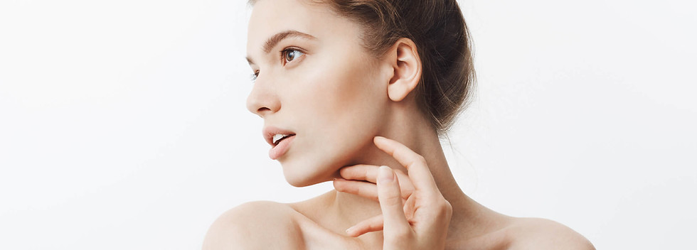 Visage d'une femme avec une belle peau de face