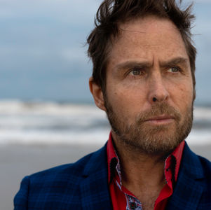 Andy Jans-Brown lança novo single "The Secret's Out"