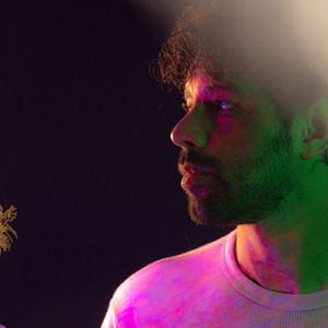 “O Impostor”: Caio Castelo Lança Primeiro Clipe de Novo Álbum “V”