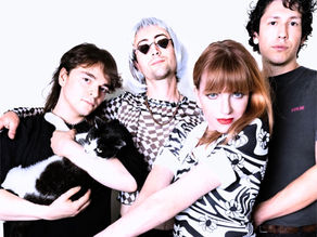 Bliss Foxx lança “Eat Sleep Freak”: um mergulho visceral no indie-punk moderno