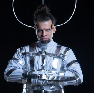 Danni Guerra lança “Bateria Infinita”, single é uma poderosa sátira sobre dependência da vida digital 