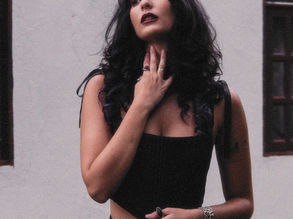 NATASHA HOFFMANN LANÇA “EU NÃO SINTO CIÚMES” — UMA CONFISSÃO INDIE SOBRE AMOR, PARANOIA E EGO
