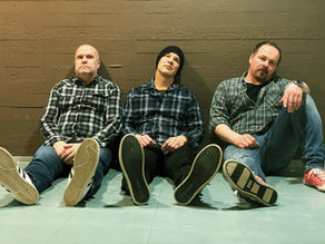 Velvetcut lança novo single “Perfect American” após um hiato de 12 anos
