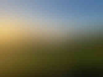 Landschaft: Wald, Felder, Hügel und aufgehende Sonne