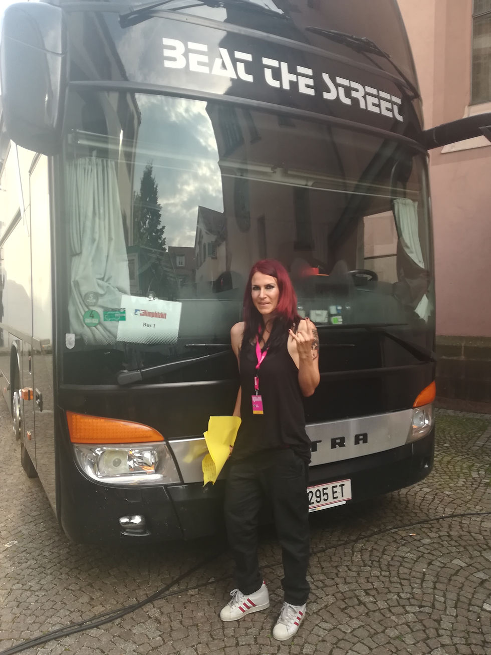 Inga vor dem Tourbus von Limp Bizkit
