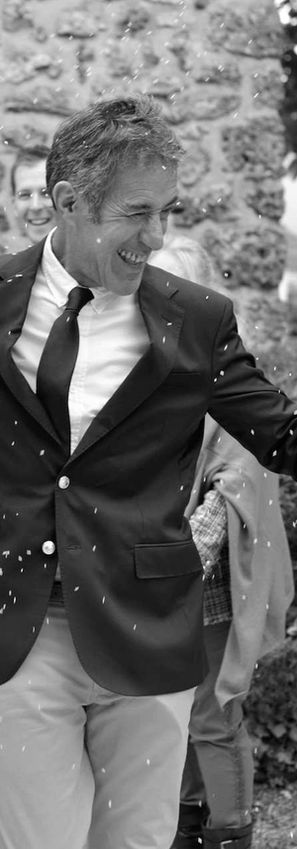 Pour un beau mariage, il n'y a pas de recette magique, juste beaucoup d'amour. Belle sortie de la mairie avec un photographe professionnel à Versailles.