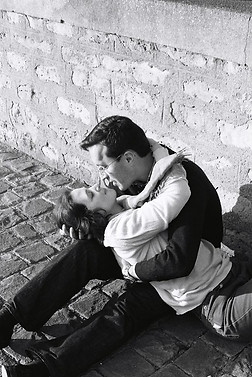 Hommage à Doisneau - le baiser de l'hotel de ville - Photographie d'art en édition limitée.