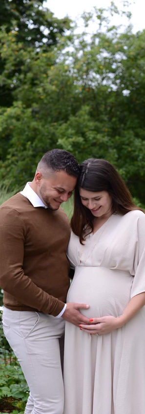 Shooting grossesse en couple en Studio à Versailles, moment tendre entre les futurs parents sous une lumière naturelle près du Château de Versailles.