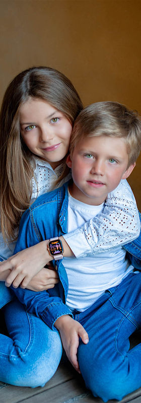 Photographe de famille lifestyle à Versailles et dans les Yvelines 78, j'ai à coeur de vous offrir une séance photo famille naturelle et spontanée en studio ou en lumière naturelle dans les rues de Versailles.