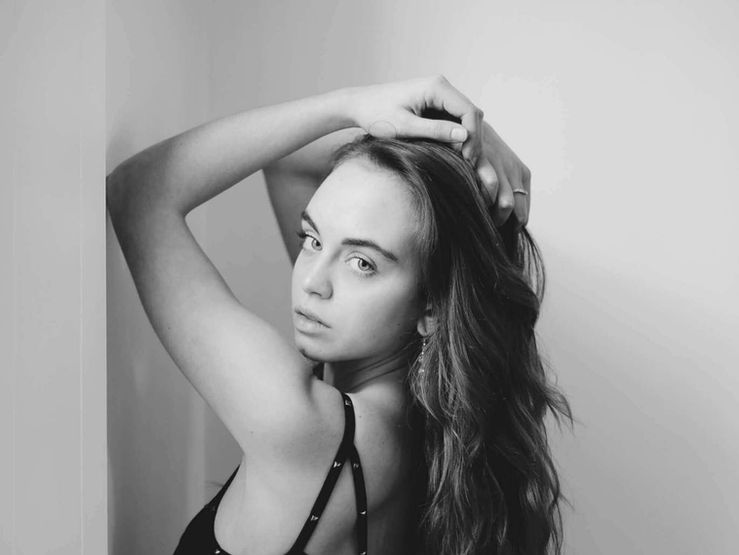 Studio photo spécialisé dans la photographie de lingerie, shooting glamour, shooting sensuel à Versailles.