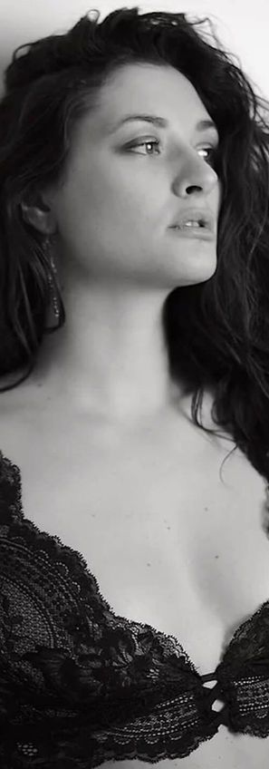 Osez se mettre en lingerie pendant votre séance photo et réservez des maintenant au studio RMB, spécialistes des photos de lingerie et boudoir à Versailles.