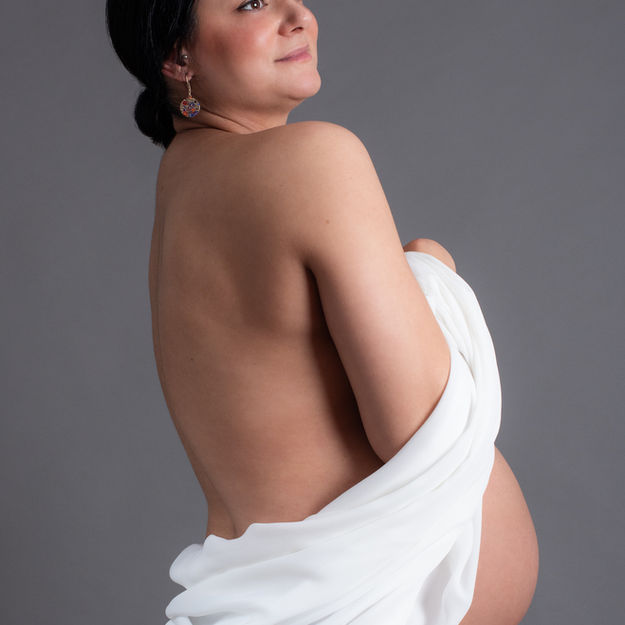 Photographe Maternité à Versailles. Séance photo Grossesse pour créer des images tendres, intemporelles et naturelles.