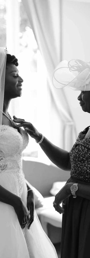Préparation de la mariée. La futur épouse et sa mère partagent des moments émouvants. Photographe de mariage dans les Yvelines réalise votre mariage haut de gamme.