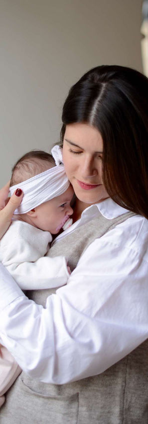 Photographe à Versailles réalise vos shootings de naissance en Studio ou en lumière naturelle. Offrez vous un shooting photo au Studio RMB, spécialisé dans les photos de naissance dans les Yvelines.