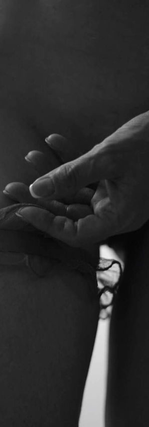 Photographe professionnel propose des shootings nu artistique en clair-obscur à Versailles et dans les Yvelines.