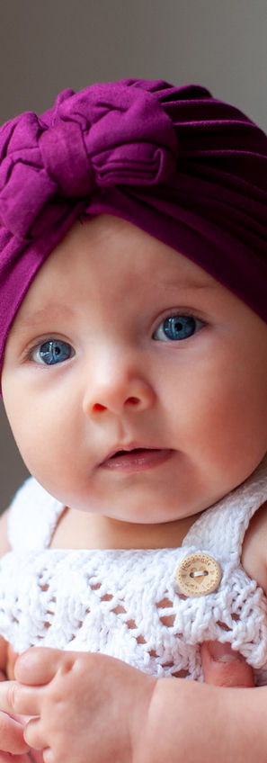 Shooting photo artistique à Versailles. Bébé en studio avec un joli regard vers le photographe.
