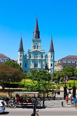 320px-The_Cathedral-Basilica_of_Saint_Lo