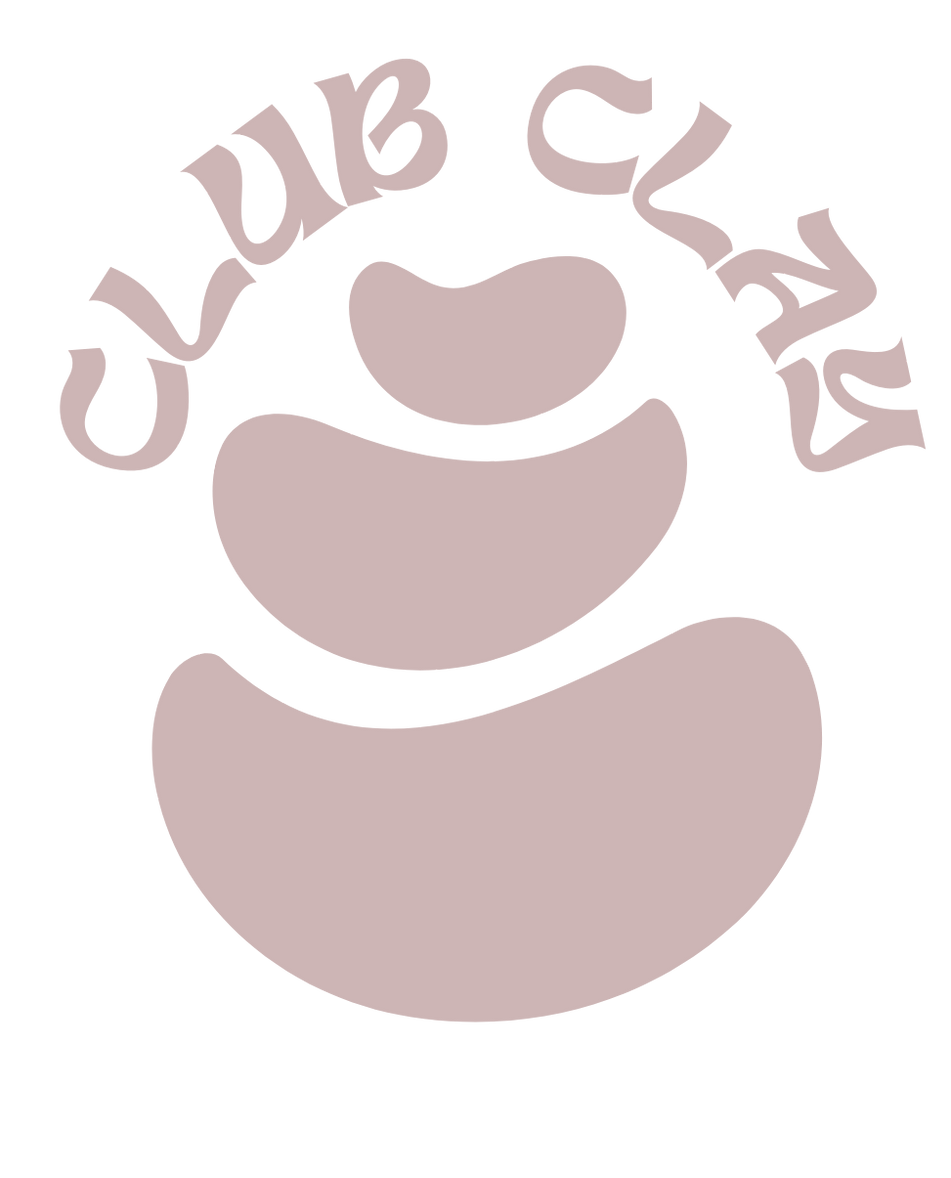 Rond logo van Club Clay – abstracte roze keramiekvorm met merknaam