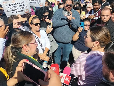 MAESTROS DE LA SECCIĆN 37 DEL SNTE SE MANIFESTARON EN EL EVENTO DE LA GOBERNADORA DEL ESTADO