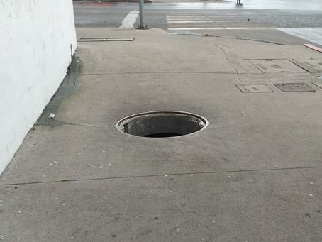 NIÑA CAE POR ALCANTARILLA SIN TAPA