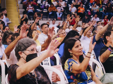 Retiro Renascer retoma formato presencial e reúne fiéis em busca de oração e louvor no Carnaval