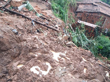Chuva em Aratuba: pelo menos 45 pessoas ficam desalojadas após deslizamento de terra