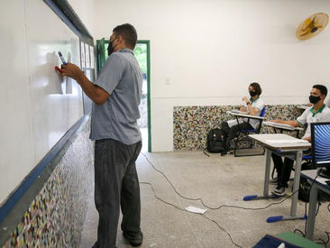 Covid: novo protocolo para escolas tem mudanças sobre isolamento de vacinados e não vacinados no CE