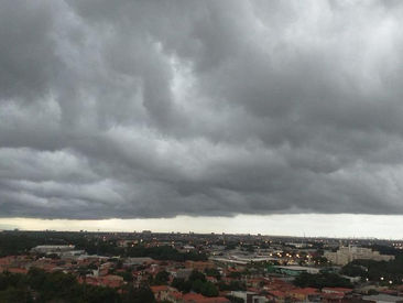Fortaleza tem céu nublado, nuvens carregadas e chuvas nesta quarta-feira (26)