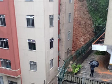 Jair Bolsonaro comenta da Rússia temporal em Petrópolis, e garante 'auxílio imediato' às vítimas