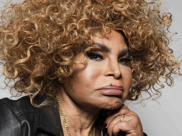 Velório de Elza Soares ocorre no Theatro Municipal do Rio; corpo sairá em carro aberto para enterro