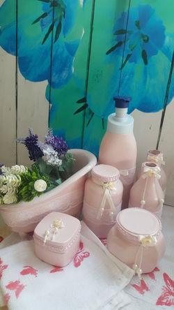 potinhos e conjunto rosa
