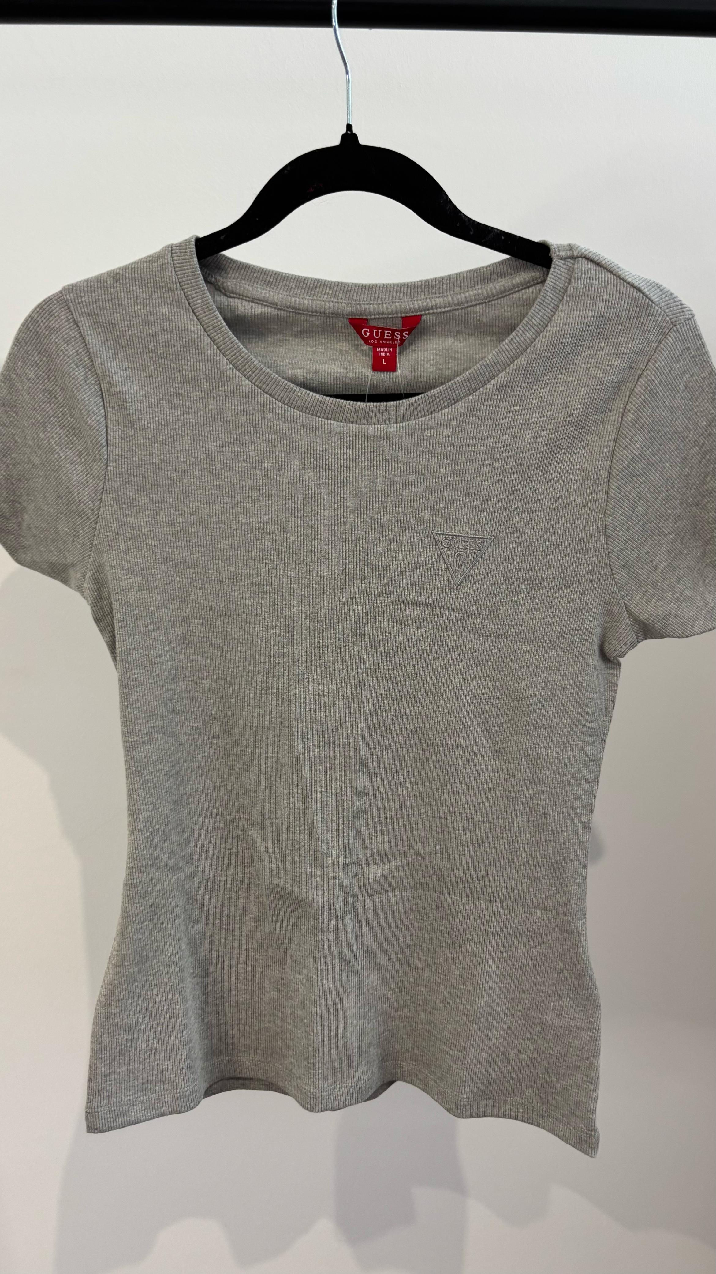 Remera Guess gris minimal