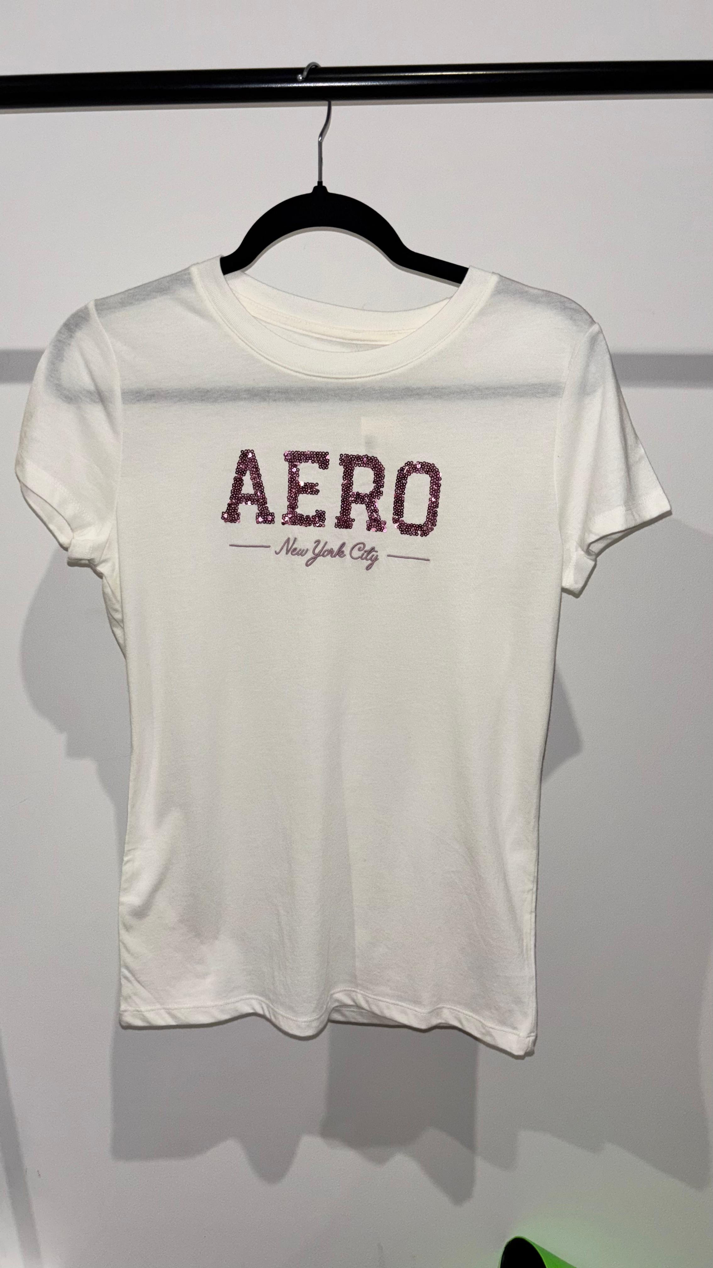 Remera Blanca AERO con Lentejuelas Rosadas