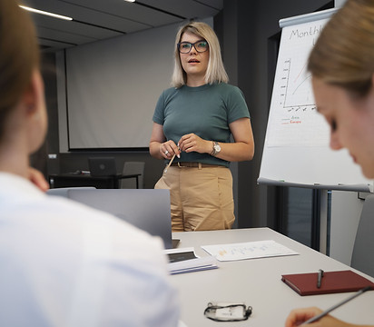 femme-d-affaires-autonome-travaillant-dans-la-ville.jpg