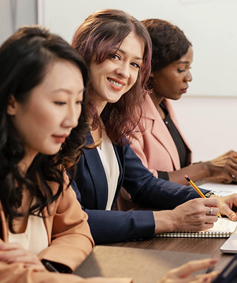 gros-plan-femmes-travailler-ensemble.jpg
