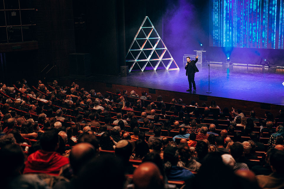 אמן חושים מפורסם מול קהל גדול