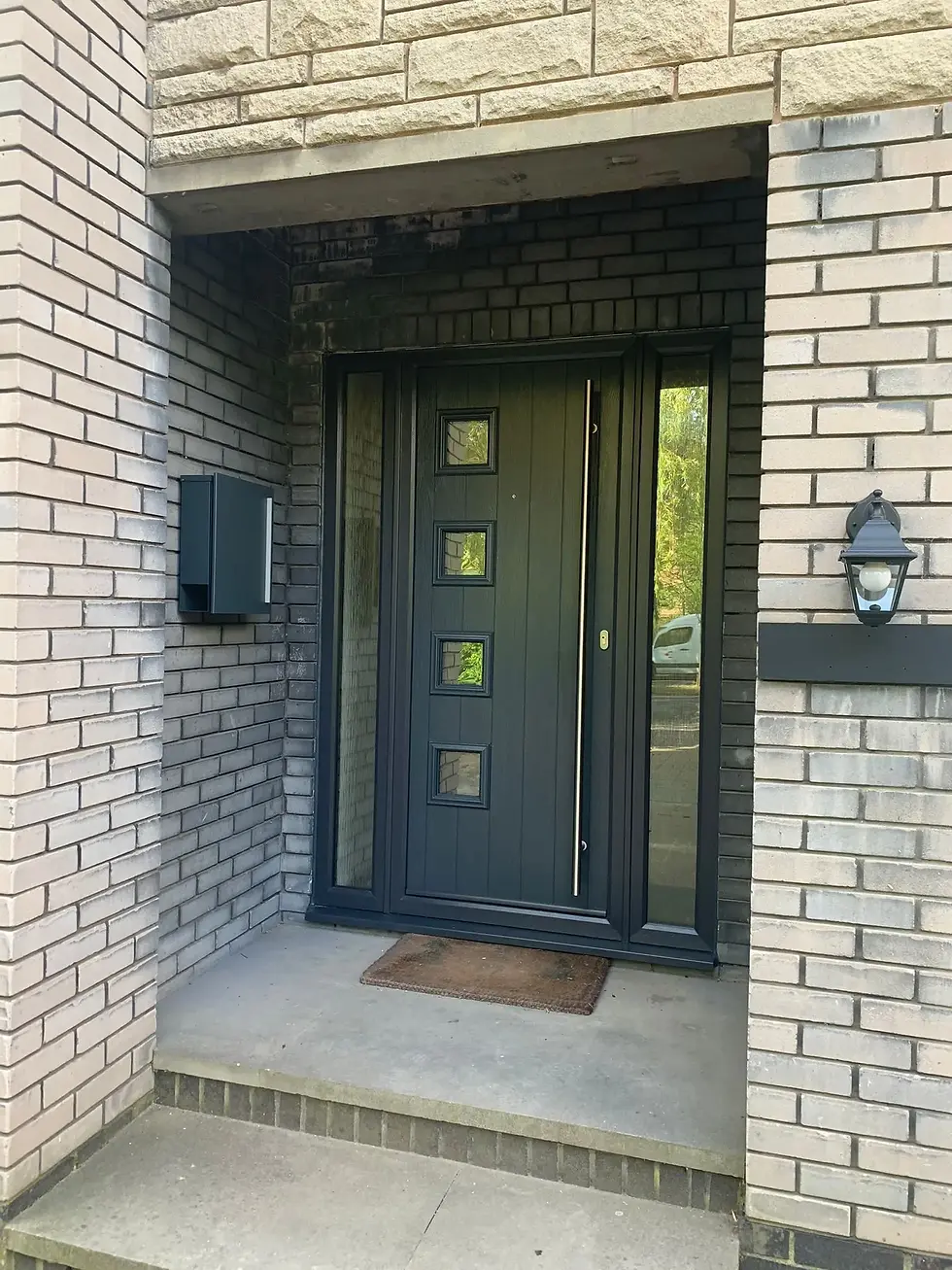 Composite front door, design 4 Square, colour Grey 7016 with long bar handle