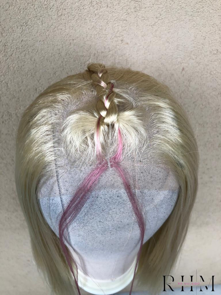 Miniature : Tabitha wig blond mèche rose