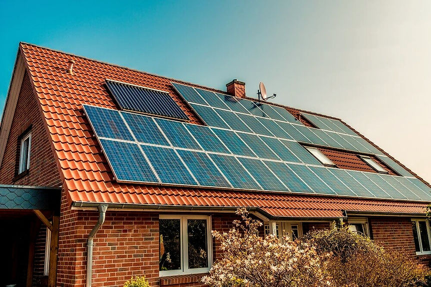 casa-com-pain%C3%A9is-solares_edited.jpg