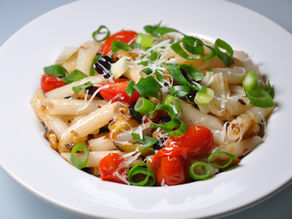 Bezlepková pasta s lilkem a rajčaty