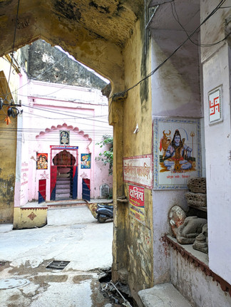 Bundi. Street view with colourful murals and walls, making it one of the attractions you should visit in Bundi, India
