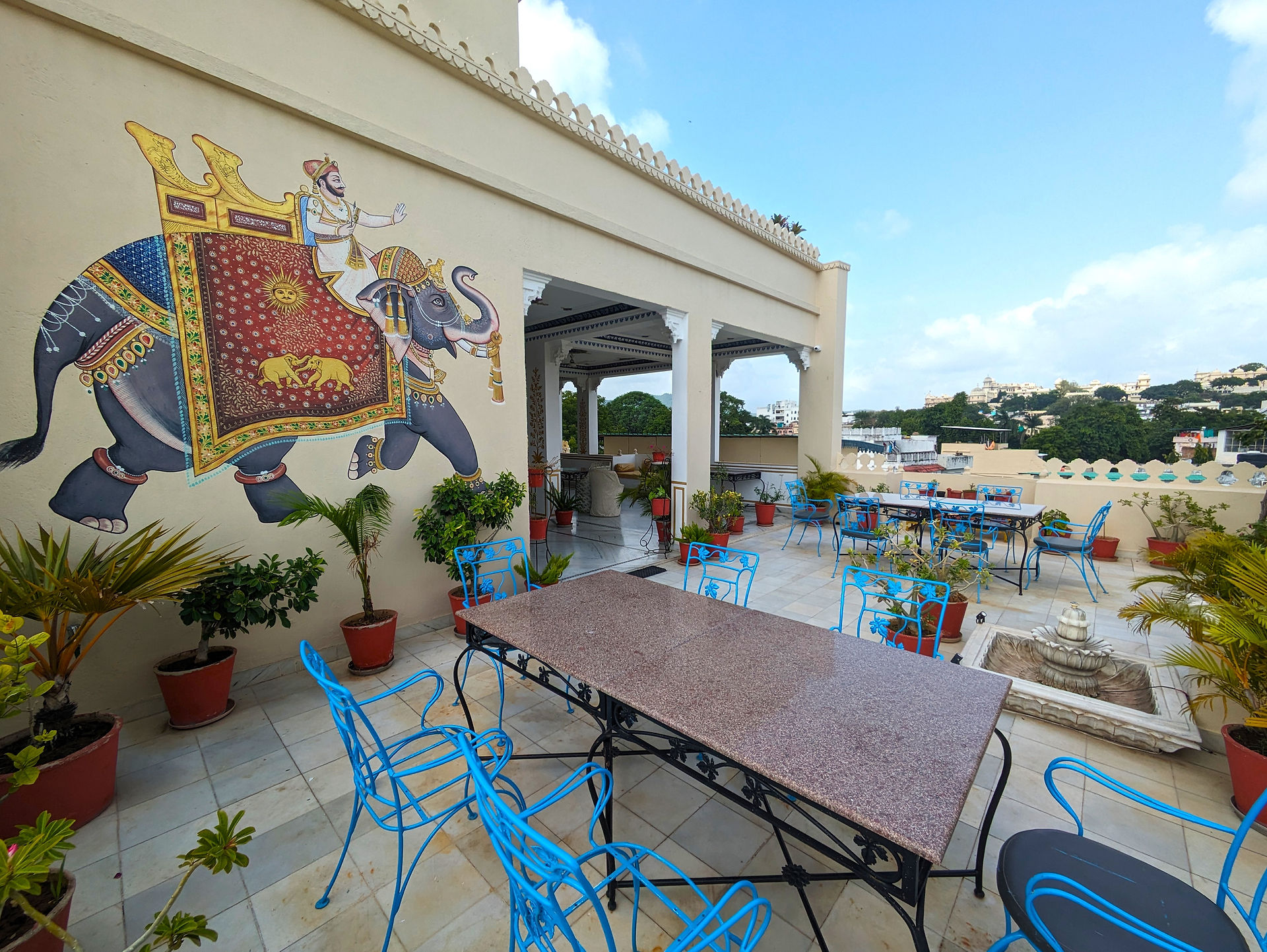 Hotel Boheda Palace, Udaipur. Rooftop terrace with tables and chairs, overlooking the city of Udaipur, making this hotel the ideal place during your Rajasthan travels