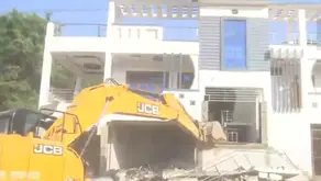 अतीक के गुर्गे के खिलाफ कार्रवाई जारी, अब फाइनेंसर के घर पर चला बुलडोजर