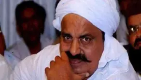 बंगले के गेट पर माफिया उड़ाता था नोटों की गड्डियां