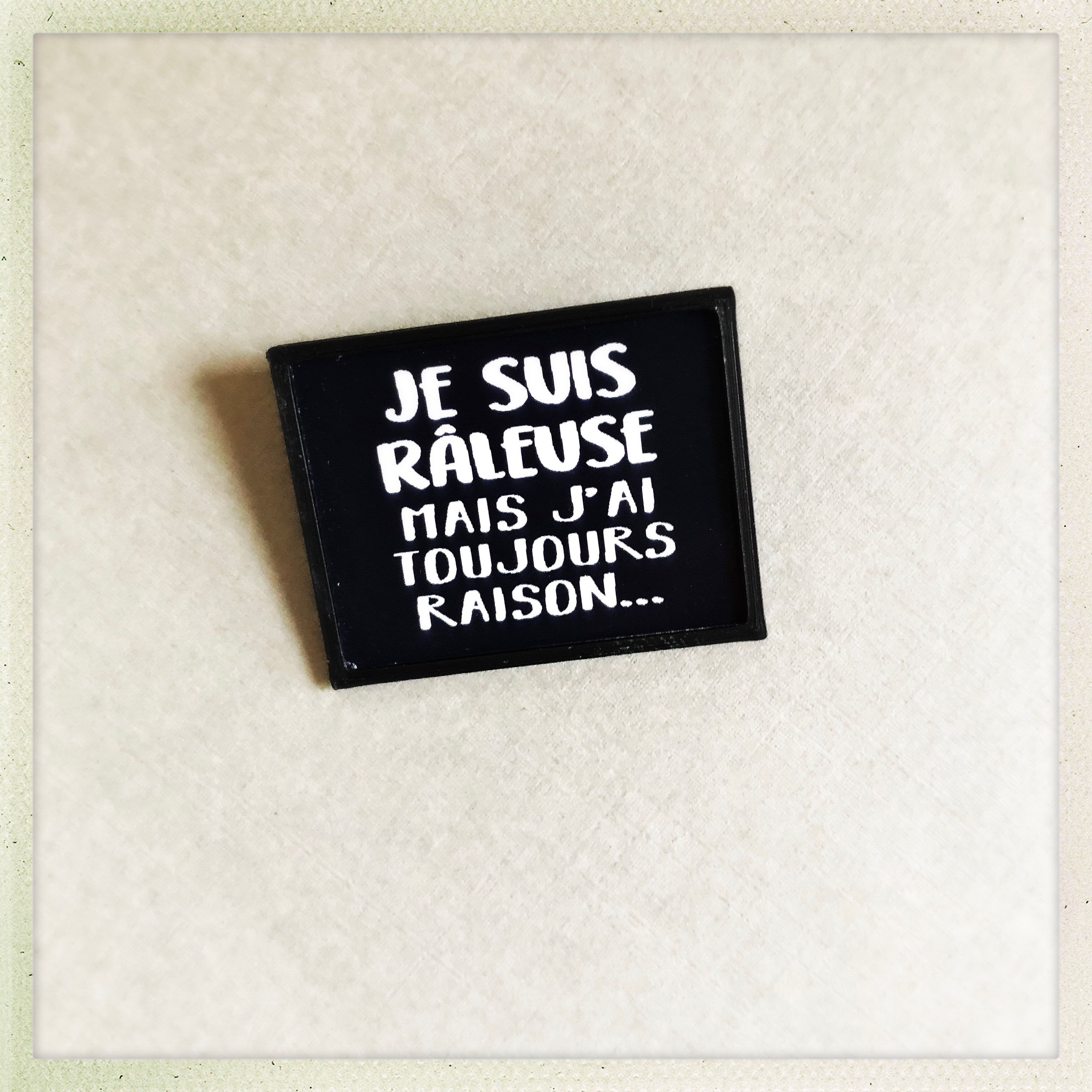 Broche à mots râleuse 