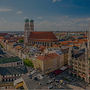 Vue aérienne de Munich, les tours jumelles de la Frauenkirche au coucher du soleil